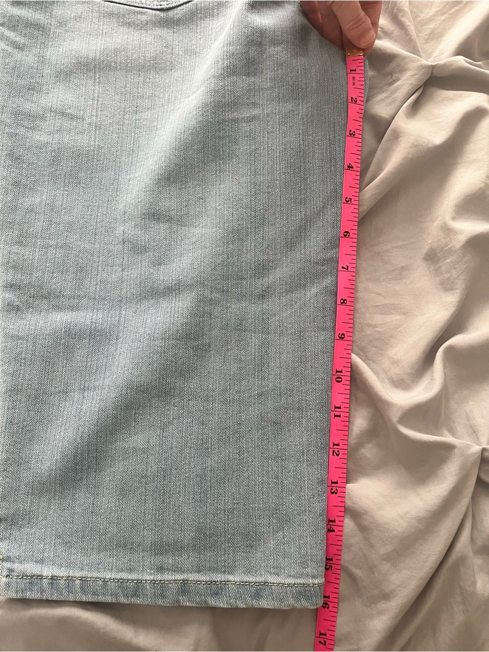 Women's Gloria Vanderbilt Amanda Skimmer Light Wash Capris - Picture 11 of 11
